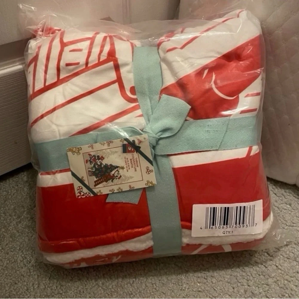 Disney Parks Minnie & Mickey Mouse Festive Holiday Throw Blanket BRAND NEW!